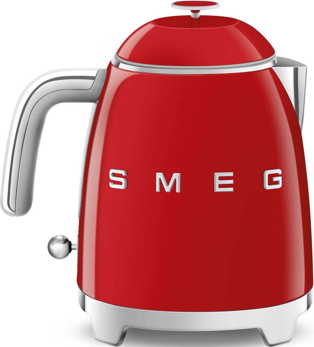 Roter Smeg Wasserkocher mit Chromakzenten, weißer Hintergrund.