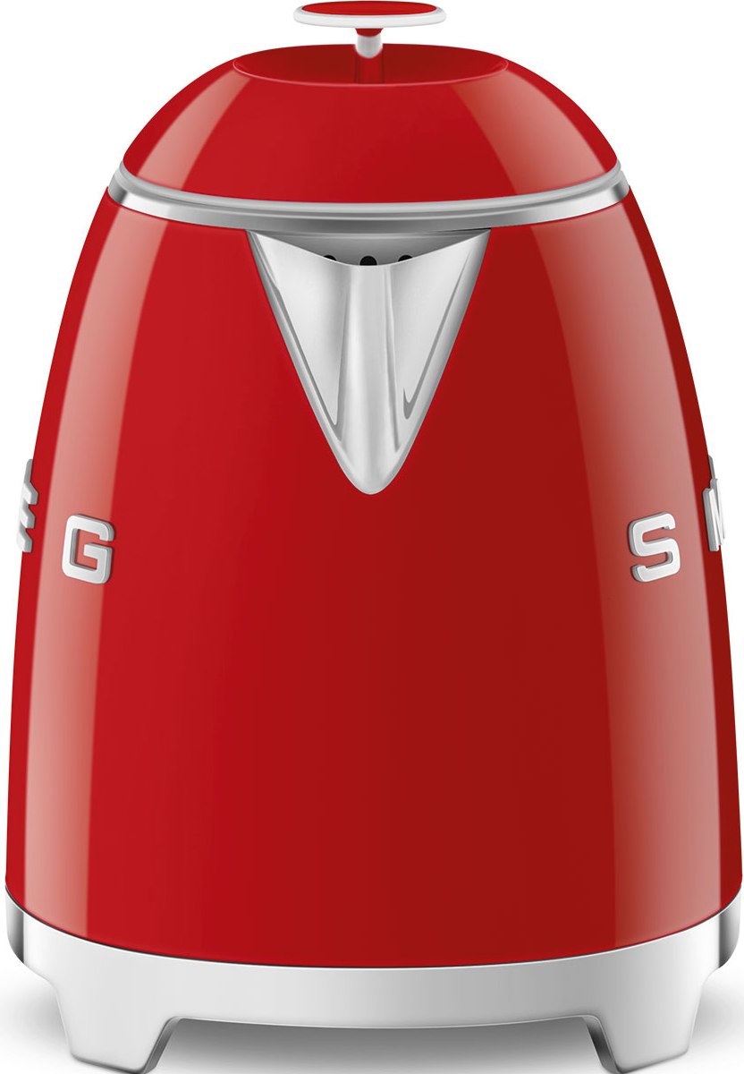Roter Smeg-Wasserkocher, glänzendes Finish, mit Chromakzenten, auf weißem Hintergrund.