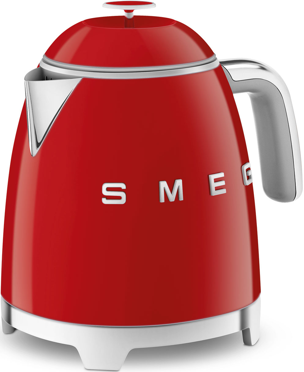 Roter Smeg-Wasserkocher. Glänzendes Retro-Design. Silberner Griff und Deckeldetail. Weiße Basis.