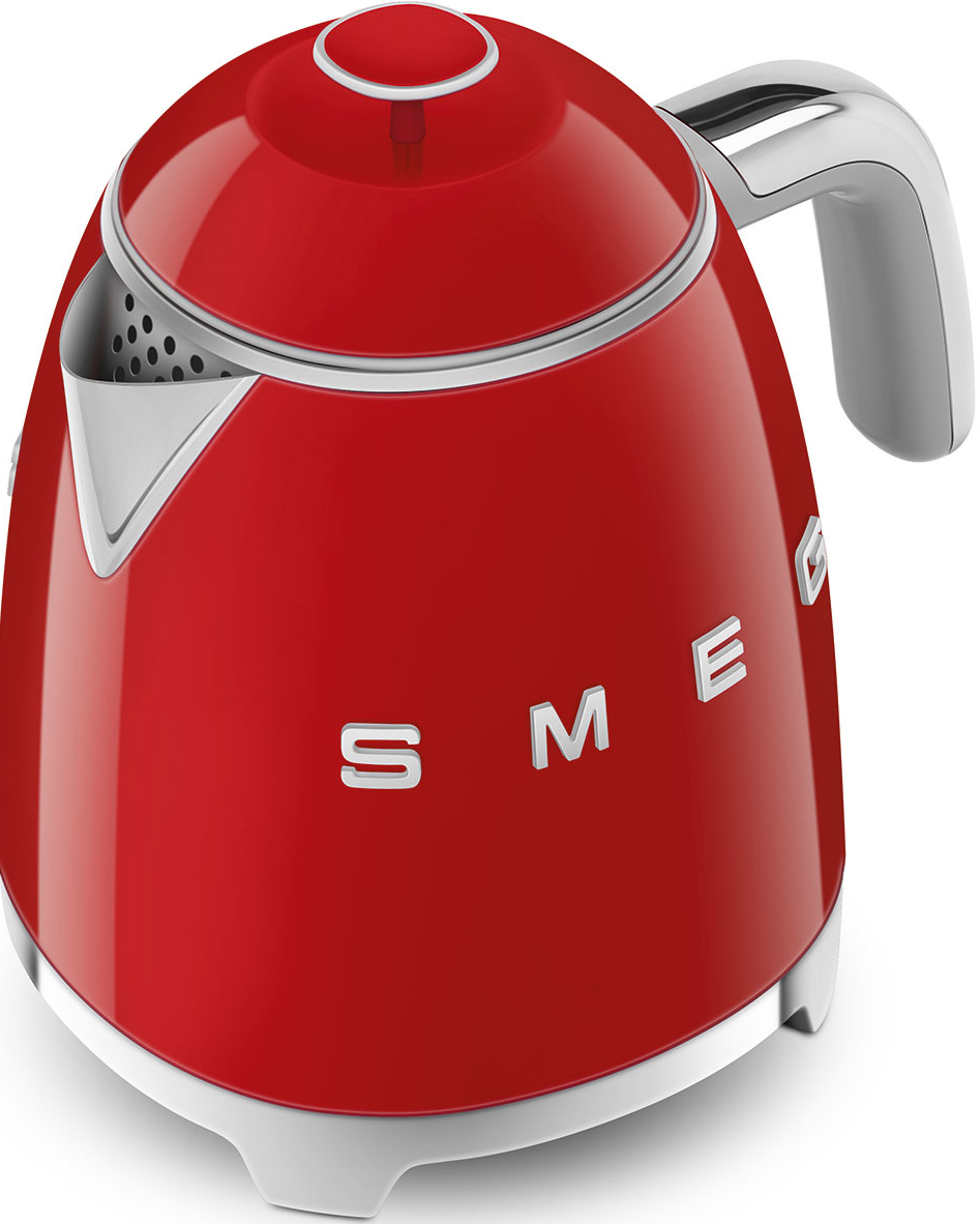 Roter Smeg-Wasserkocher. Glänzender, weißer Sockel, Chromakzente und Griff. SM,E,G Buchstaben sichtbar.