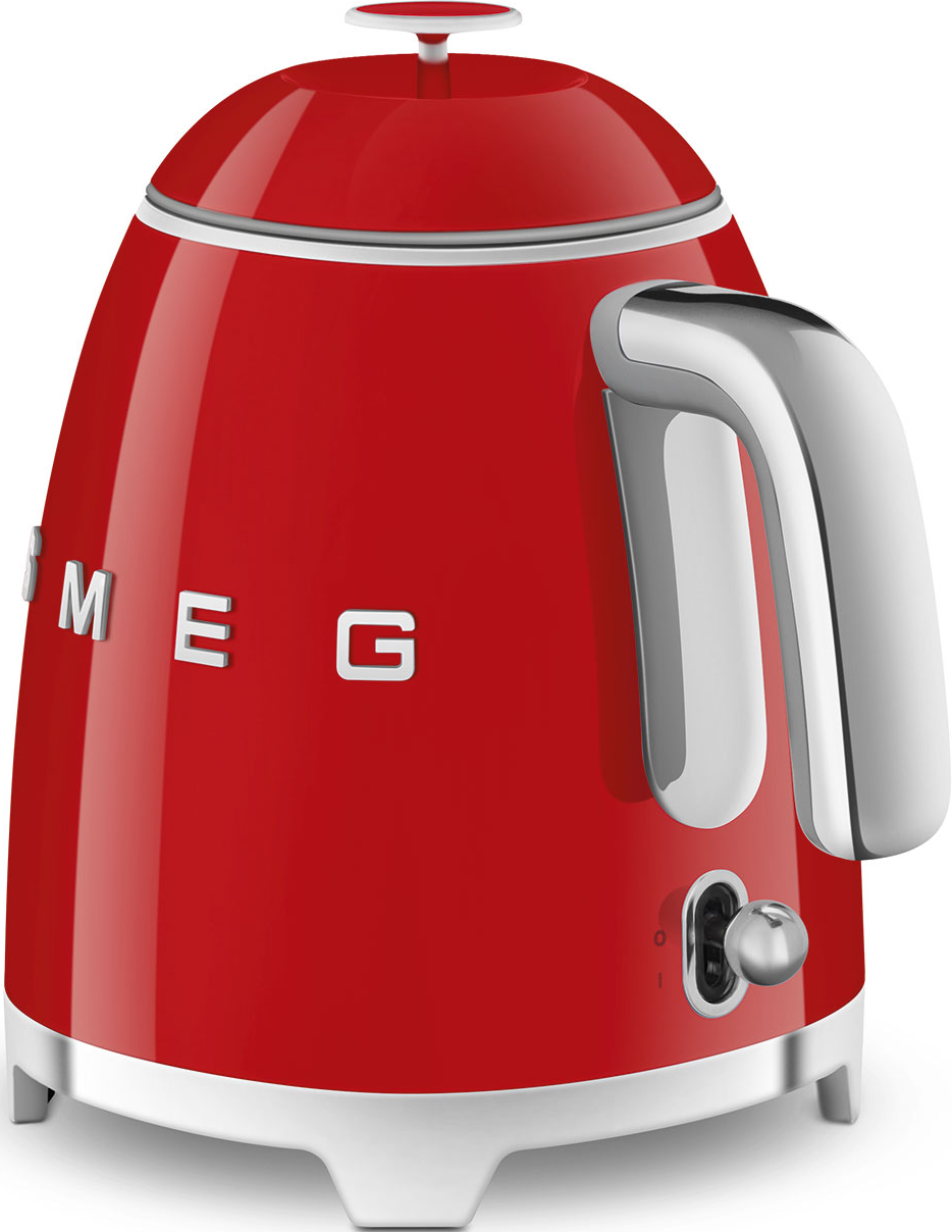 Roter Smeg-Wasserkocher auf weißem Sockel. Silberner Griff und Schalter sind sichtbar.