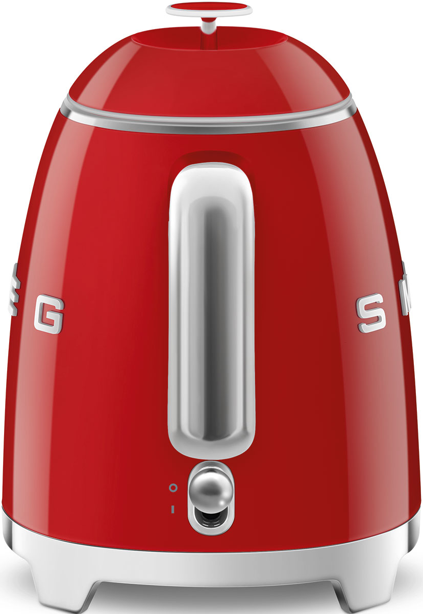 Roter Smeg-Wasserkocher, silberner Griff und Sockel, Ein-/Ausschalter. Weißer Hintergrund.