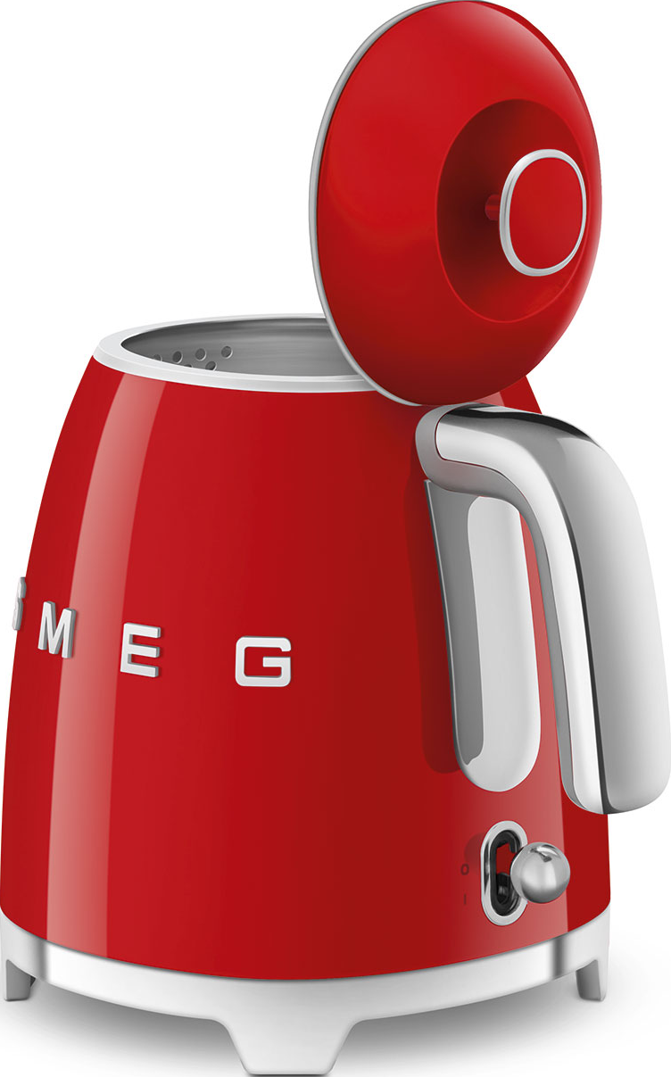Roter Smeg-Wasserkocher mit geöffnetem Deckel. Chromgriff und weißer Sockel.