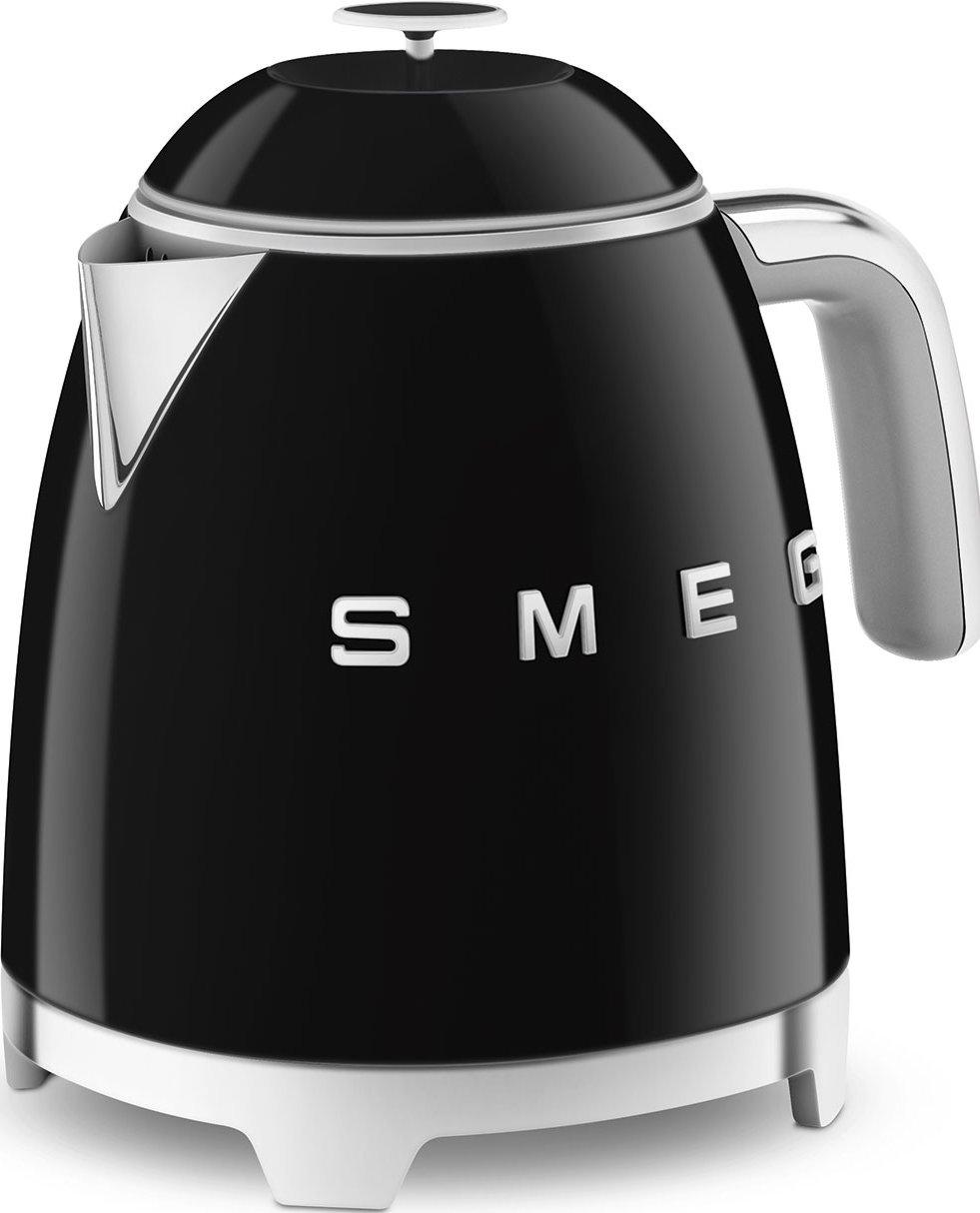 Schwarzer Smeg Wasserkocher mit silbernen Akzenten und weißem Sockel. Wort 'SMEG' sichtbar.