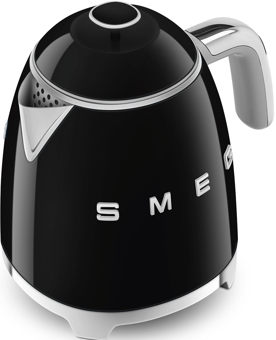 Schwarzer Smeg-Wasserkocher mit silbernen Akzenten auf weißer Oberfläche.