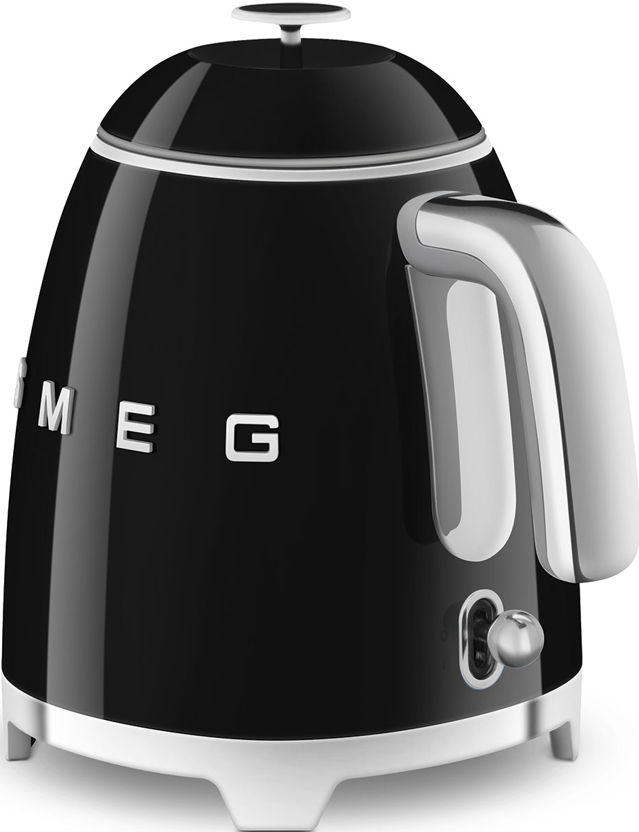 Schwarzer SMEG-Wasserkocher mit silbernem Griff und Sockel, vor weißem Hintergrund.