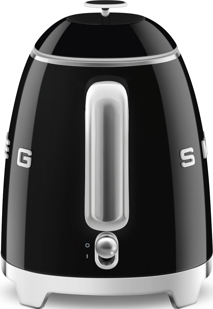 Schwarzer, glänzender Wasserkocher mit silbernem Griff und Sockel. Der Ein- / Ausschalter ist sichtbar. Smeg-Logo.