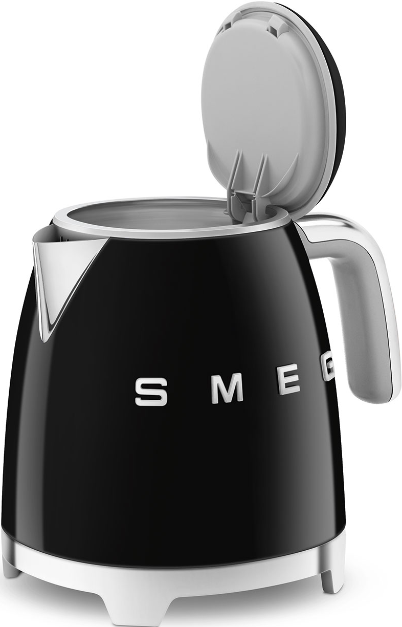 Schwarzer Smeg-Wasserkocher mit offenem Deckel. Er hat Chromakzente und das Smeg-Logo.
