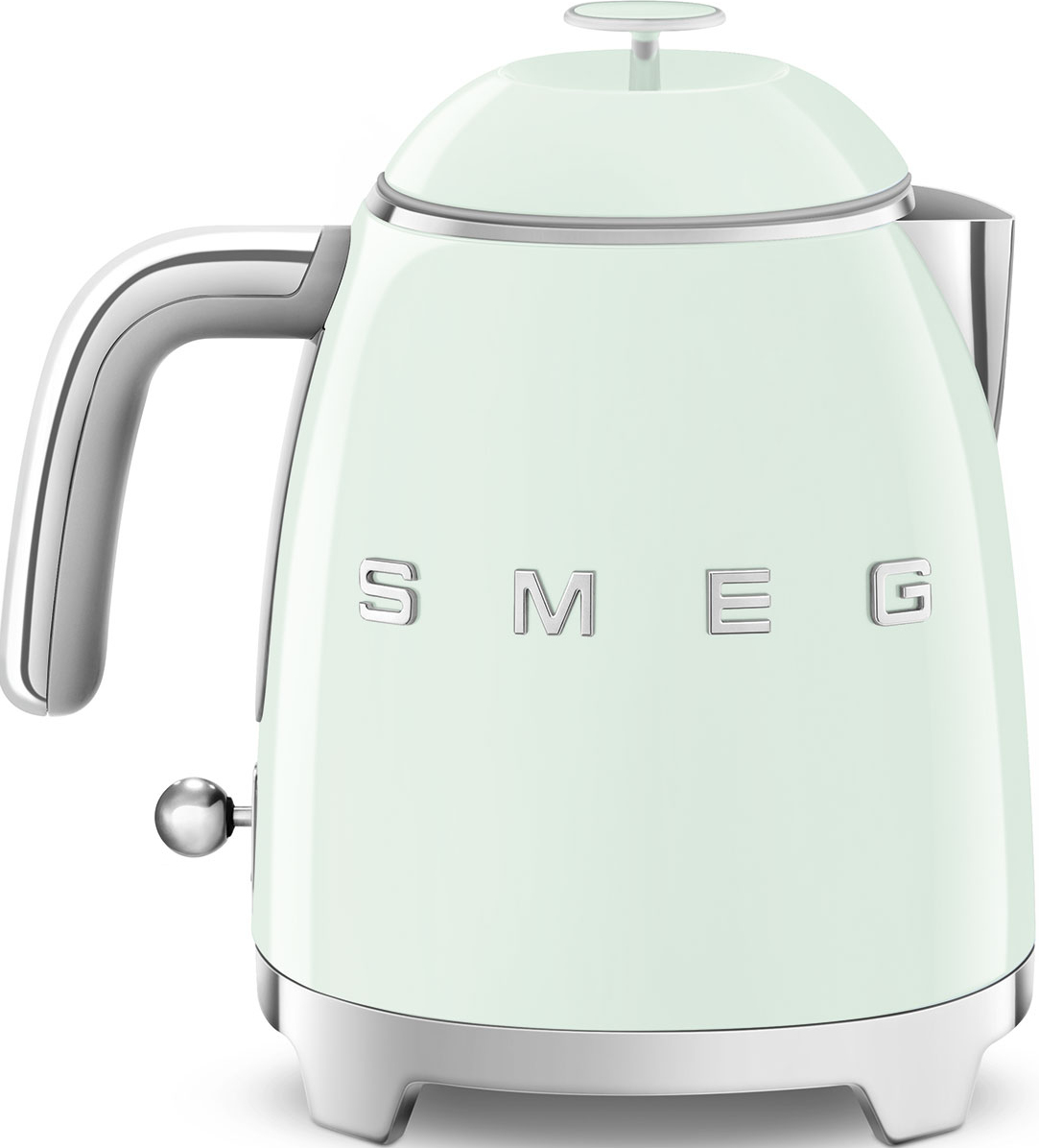Minzgrüner Wasserkocher mit silbernen Akzenten. Marke Smeg. Weißer Hintergrund.