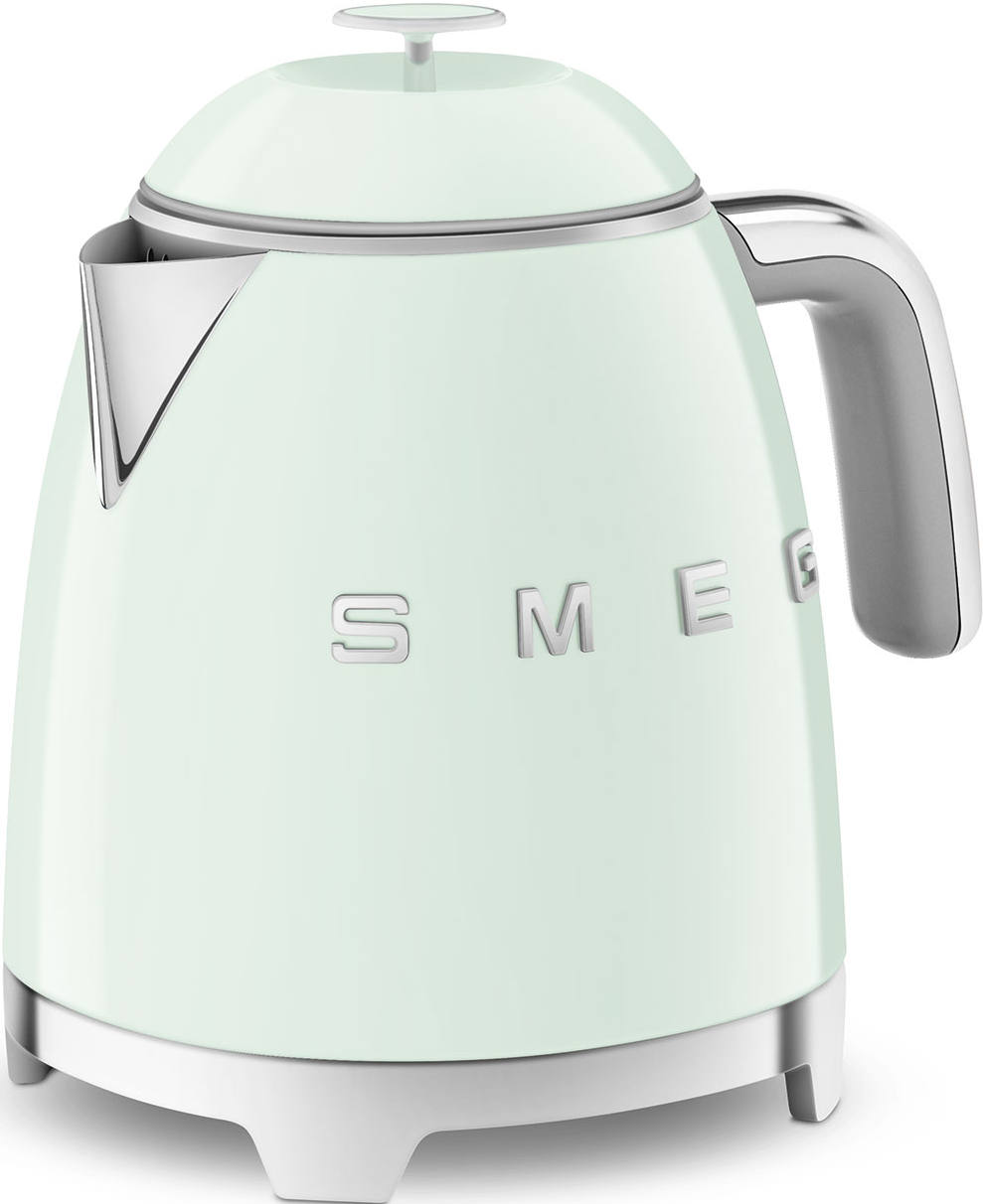 Minzgrüner SMEG-Wasserkocher mit Chromgriff und Akzenten, weißer Hintergrund.
