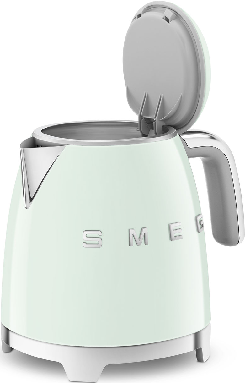 Ein mintgrüner SMEG-Wasserkocher mit offenem Deckel, auf weißer Oberfläche.