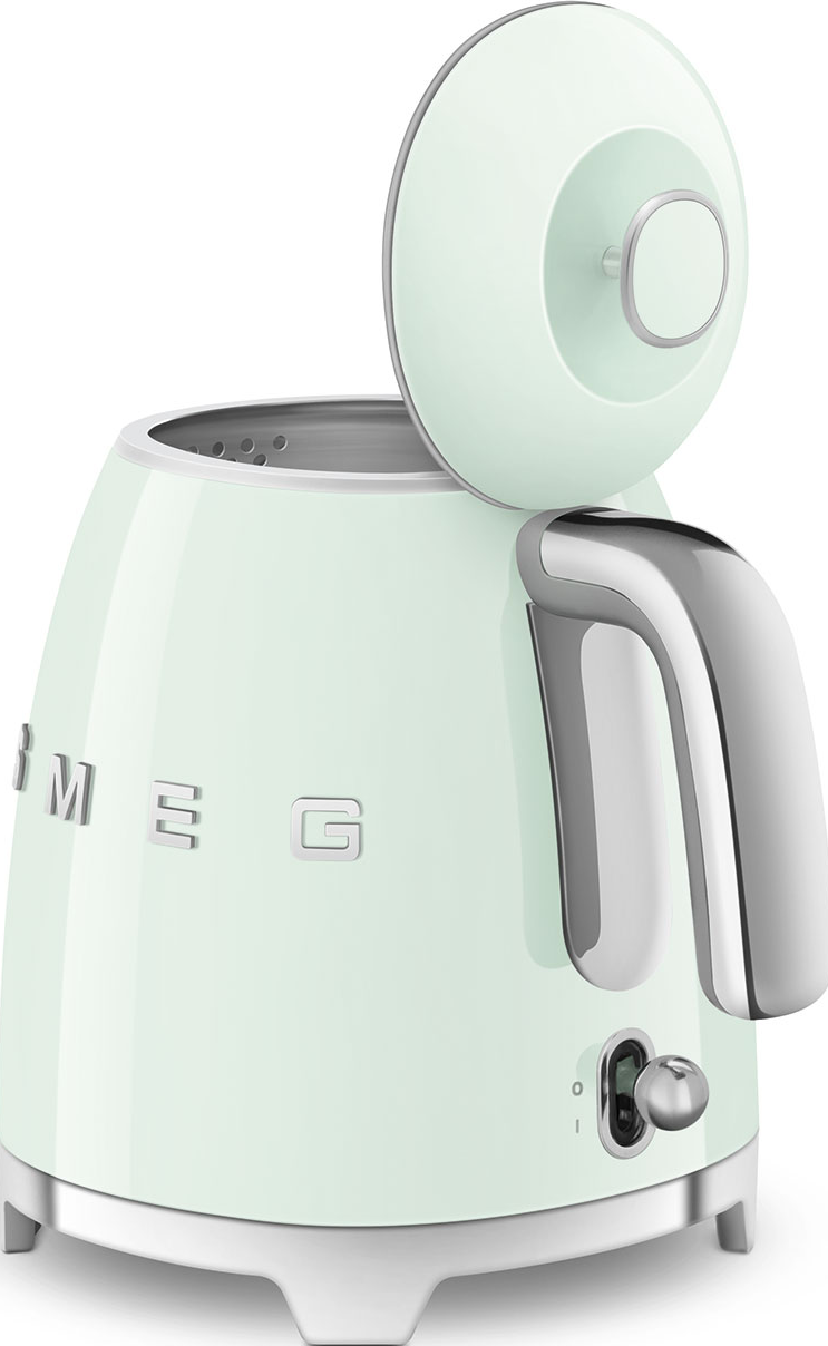 Ein grüner und silberner Smeg-Wasserkocher mit geöffnetem Deckel, der das Innere zeigt.