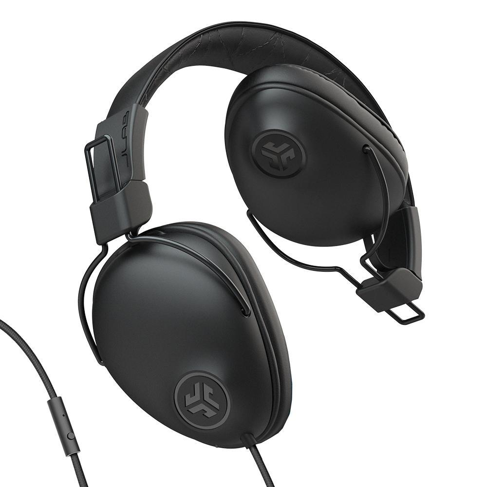 Schwarze Kopfhörer. Over-Ear-Design. Jede Ohrmuschel hat ein Logo. Das Kopfband ist gepolstert.