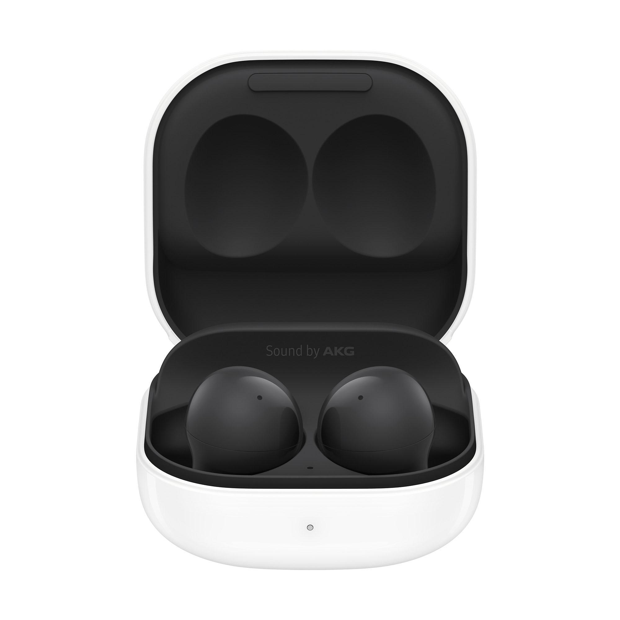 Ein weißes Gehäuse mit schwarzen Ohrhörern. Die Worte "Sound by AKG" stehen drauf.