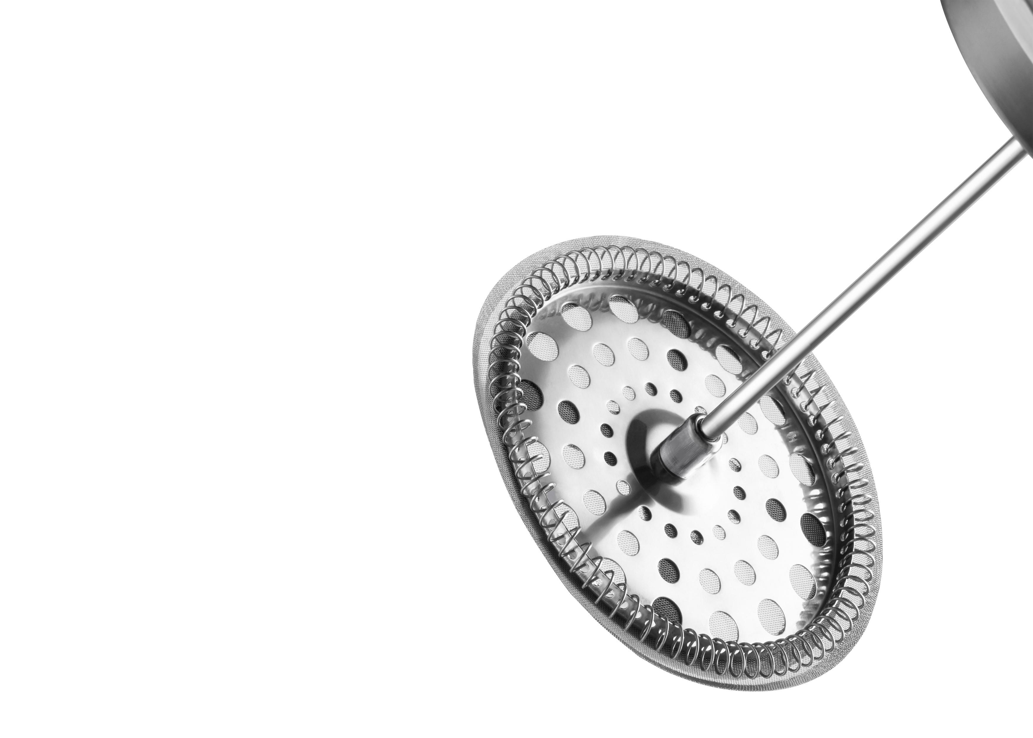 Nahaufnahme eines Kaffeefilters für die French Press. Der Filter ist kreisförmig, mit kleinen Löchern, aus Edelstahl.