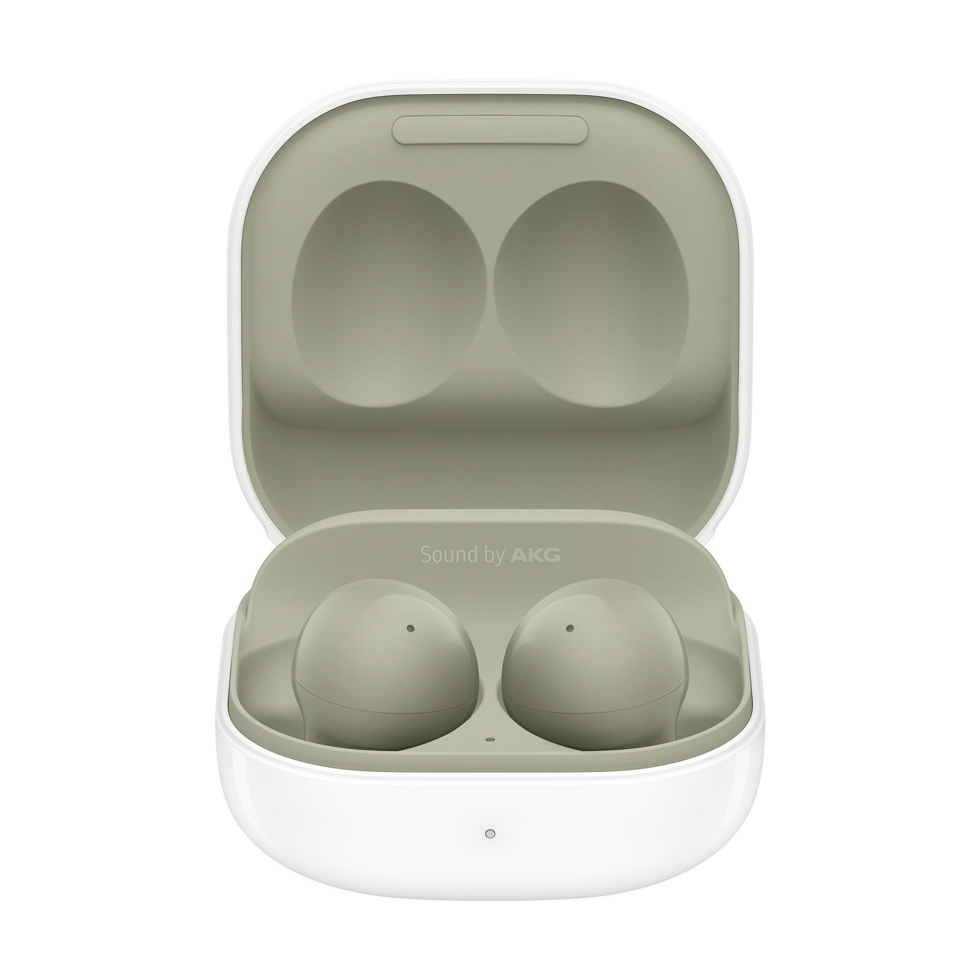 Ein weißes Ladecase mit olivgrünen Ohrhörern, beschriftet mit 'Sound by AKG'.