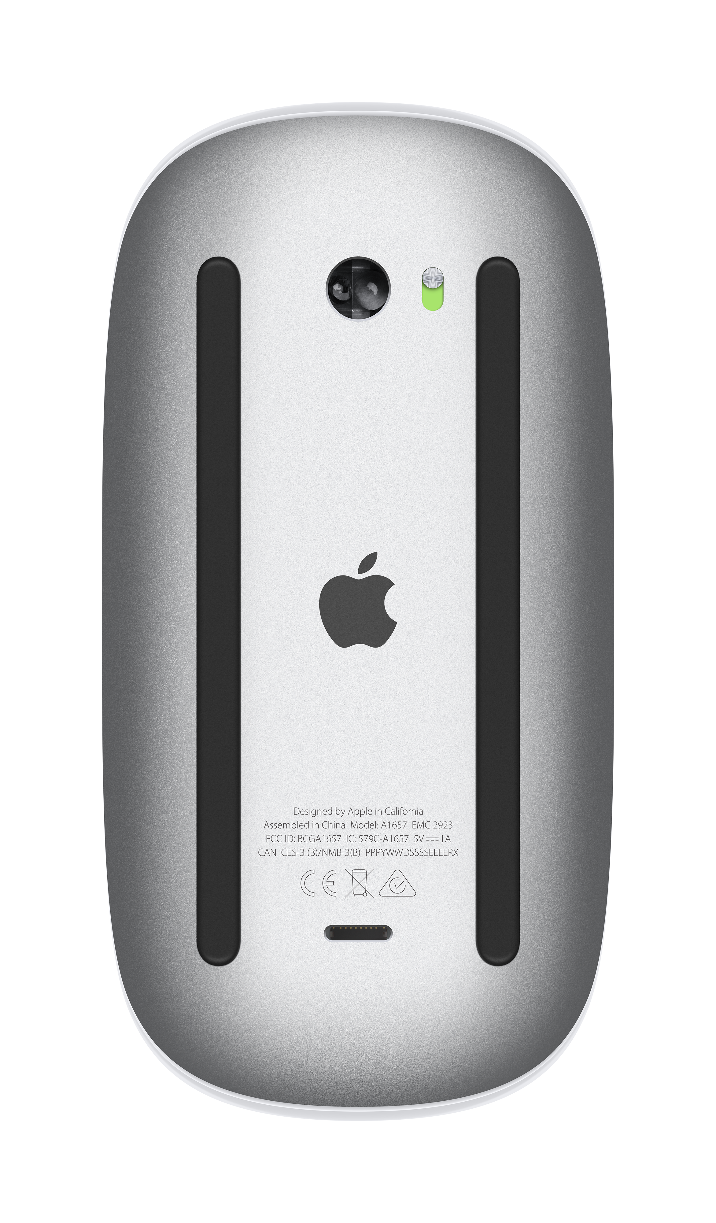 La parte inferior de un Magic Mouse plateado de Apple. Tiene el logotipo de Apple y el puerto de carga.