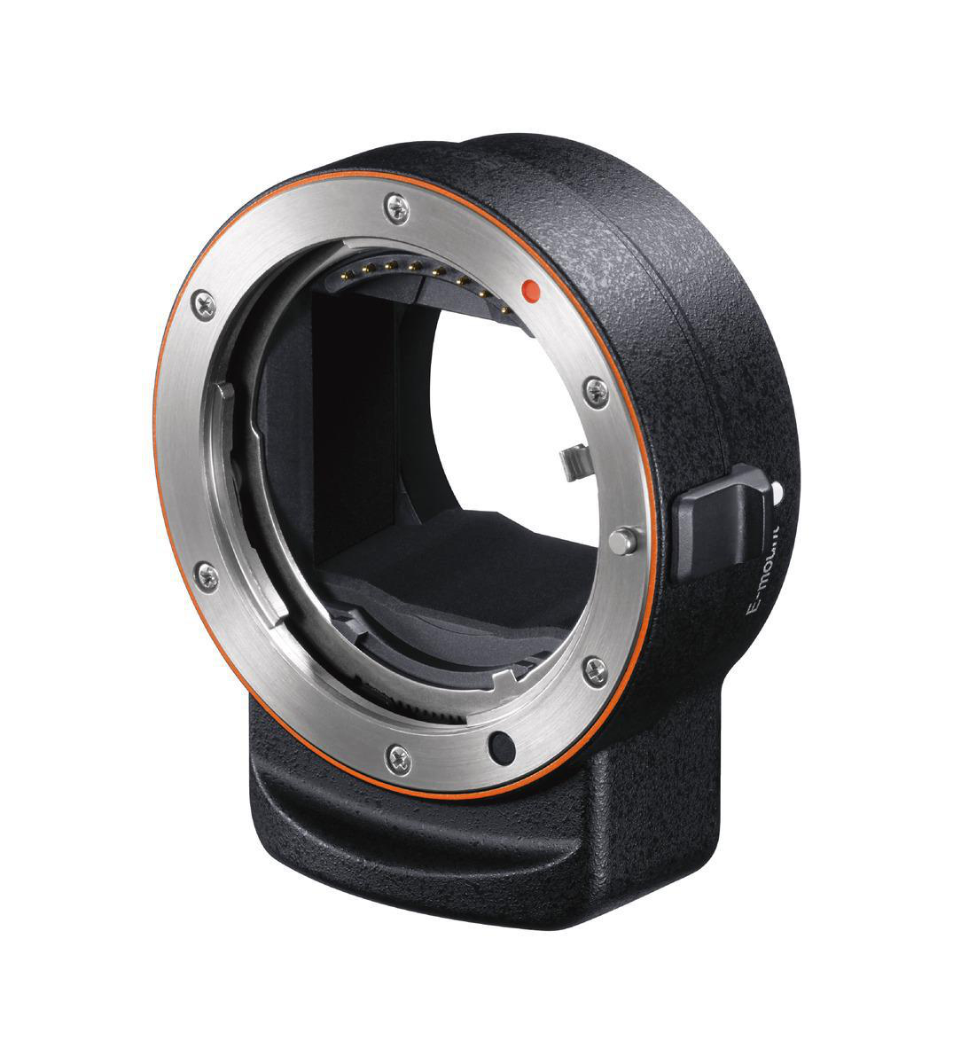 Ein Objektivadapter mit orangem Ring, schwarzem und metallischem Finish vor weißem Hintergrund.