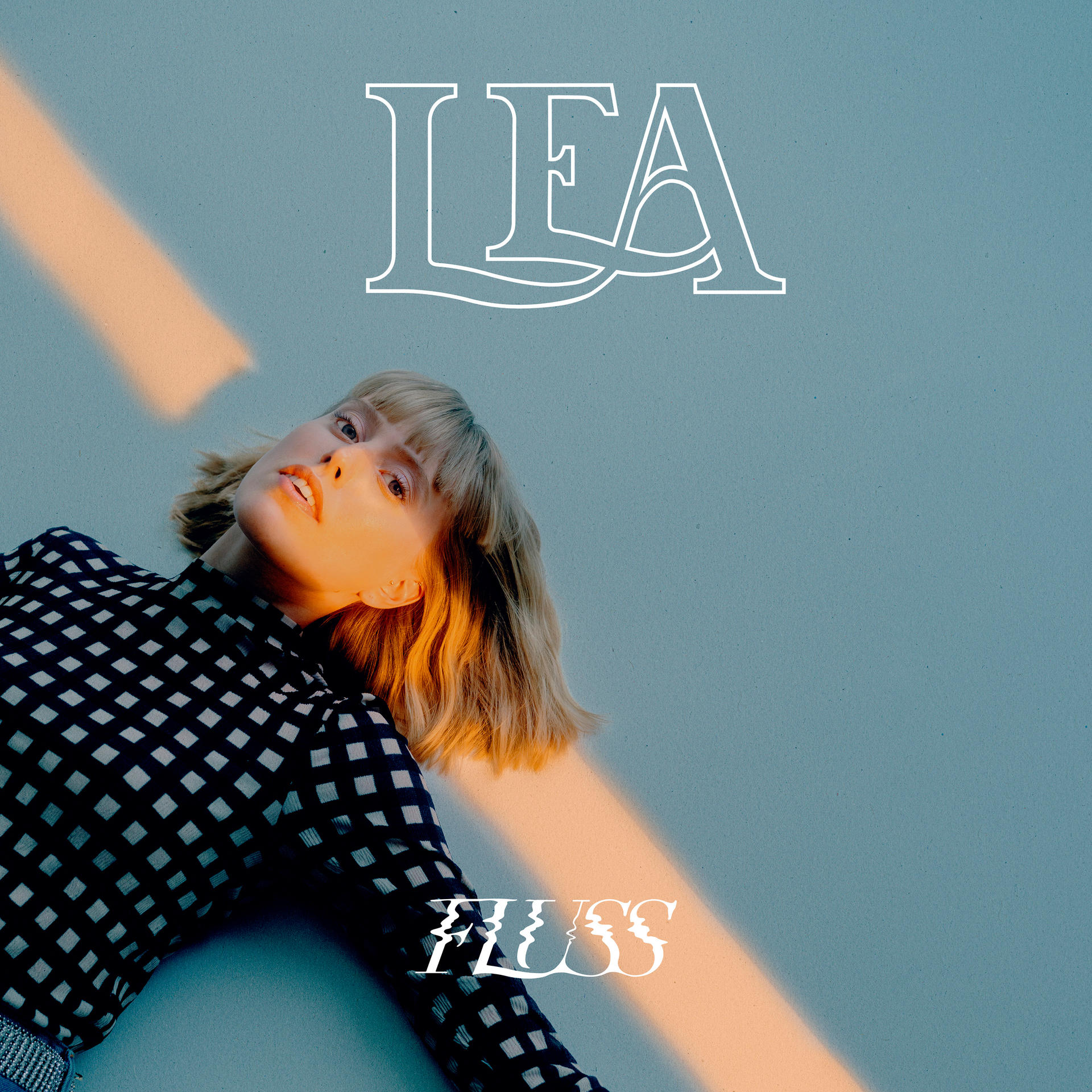 Frau liegt mit Text 'LEA' und 'FLUSS'. Blauer Hintergrund und orangefarbenes Licht.