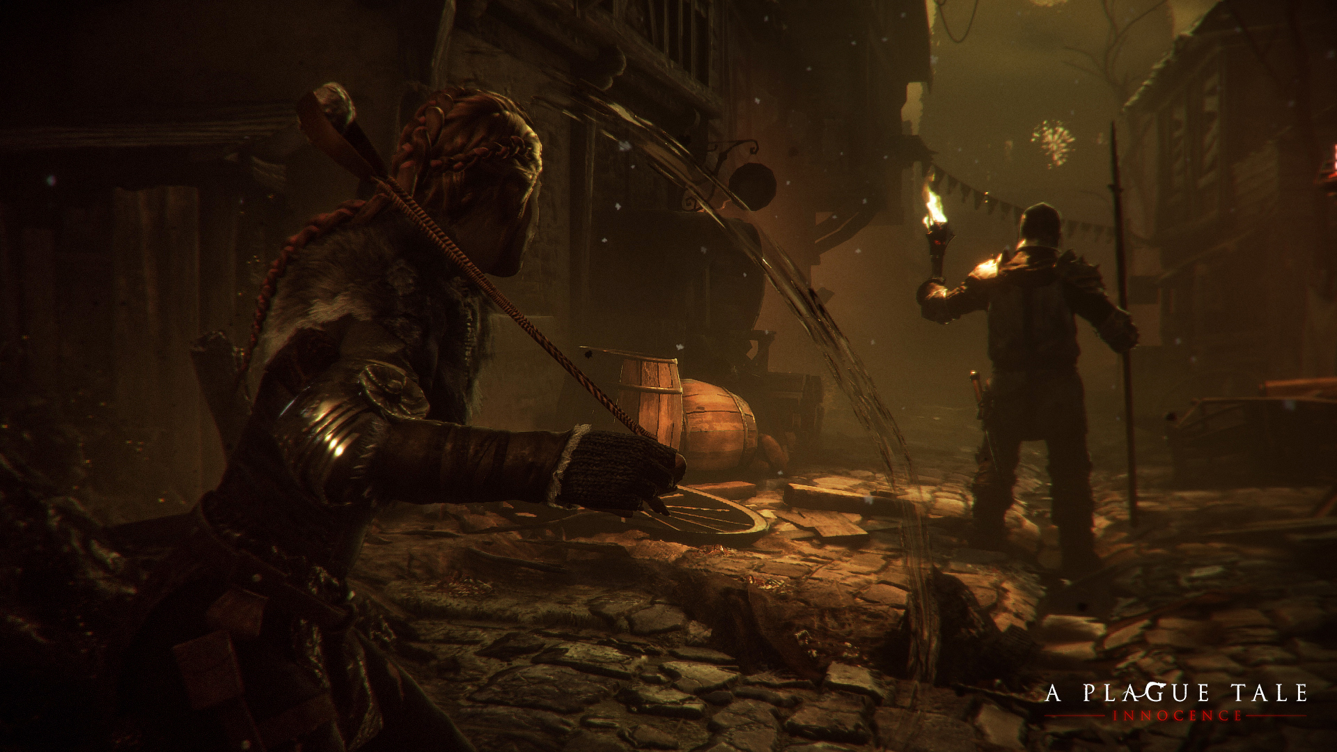 Eine Szene aus dem Spiel A Plague Tale: Innocence. Eine Figur mit Kapuze zielt mit einer Schleuder auf eine andere.