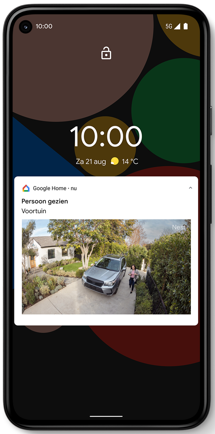 Een telefoon met een Google Home-melding met een auto en een huis.