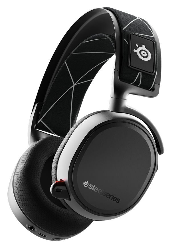 Fekete-ezüst Steelseries fejhallgató fehér fejpánttal és fekete fülkagylókkal. A háttér fekete.