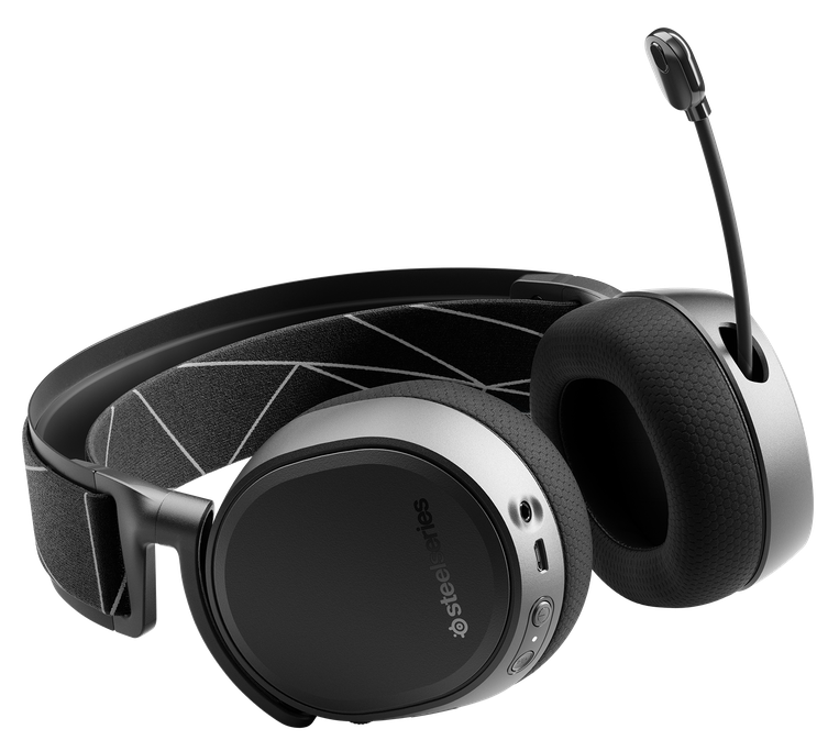 Fekete-ezüst SteelSeries fejhallgató mikrofonnal. A fejhallgató szögben van, izolált.