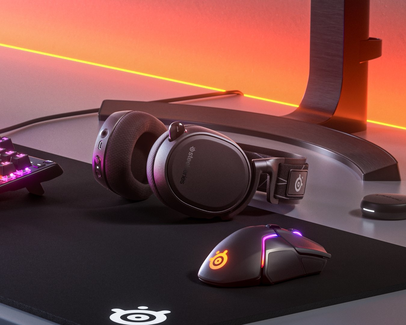 Egy gamer beállítás fejhallgatóval, egérrel, billentyűzettel és monitorral az asztalon.