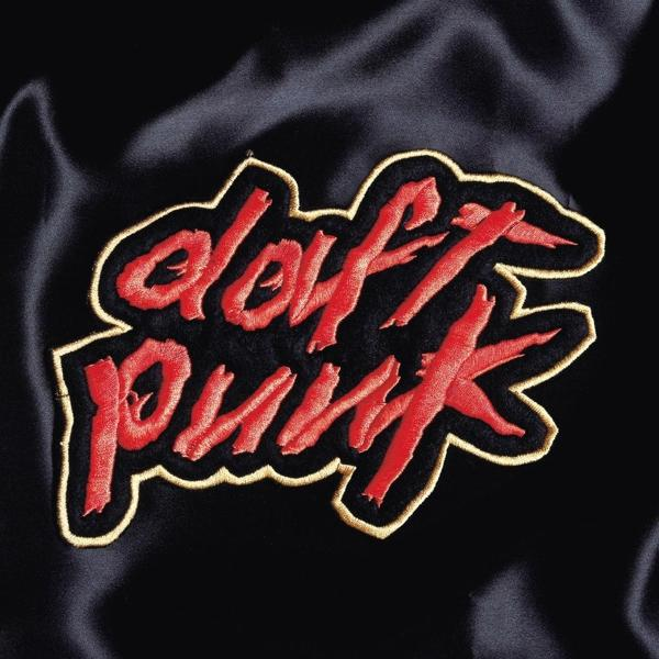 Felvarró: Daft Punk logó, piros szöveg fekete háttéren, arany szegély, hímzett design, stilizált betűtípus.