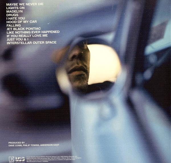 Album borító egy férfi arcával az autó tükörben.
