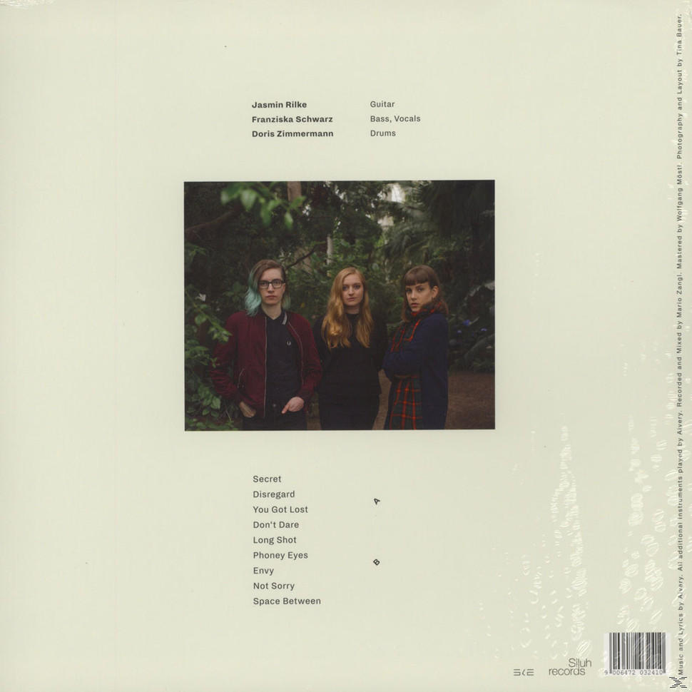 Rückseite eines Albumcovers mit drei Frauen, Text und Barcode auf weißem Hintergrund.