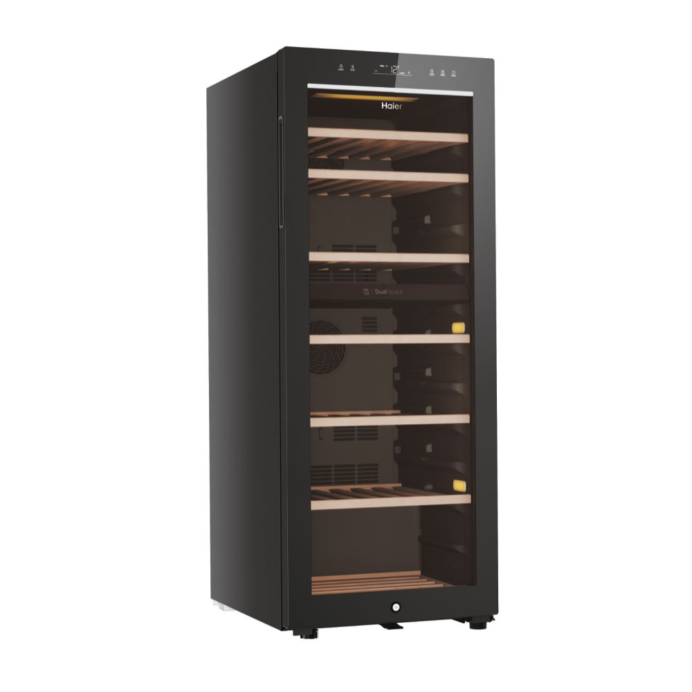 Schwarzer Haier-Weinkühlschrank mit Glastür und Holzregalen, isoliert auf weißem Hintergrund.