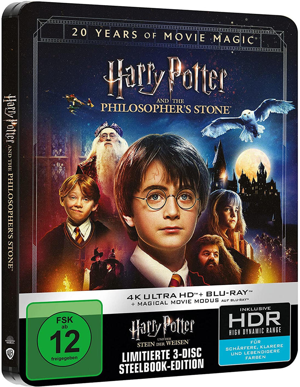 Harry Potter Blu-ray-Cover. Zeigt Harry, Ron und Hermine mit Dumbledore und einer Eule. Titel ist 'Philosopher's Stone'.
