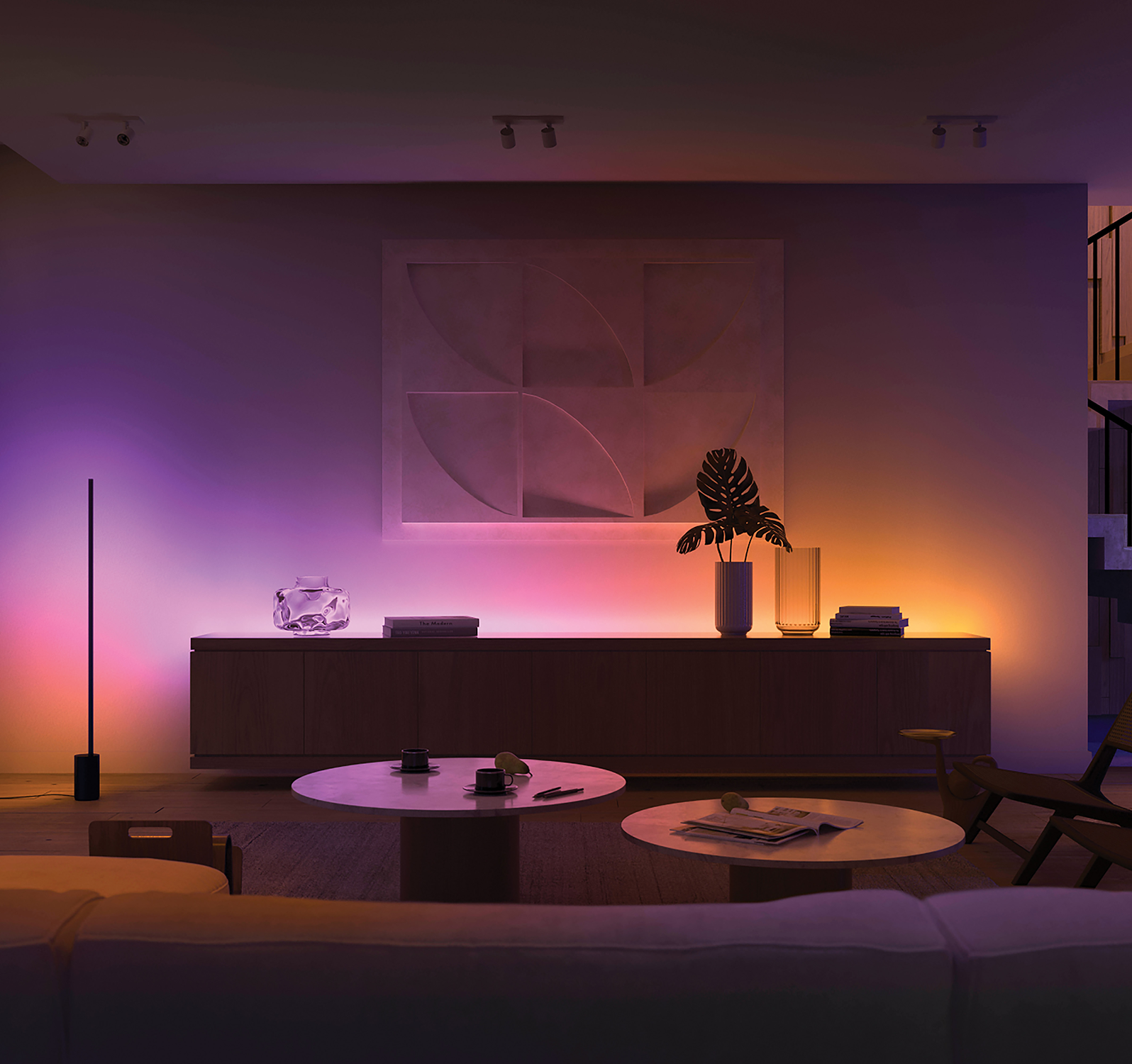 Moderne woonkamer met van kleur veranderende Philips lichtbalken.