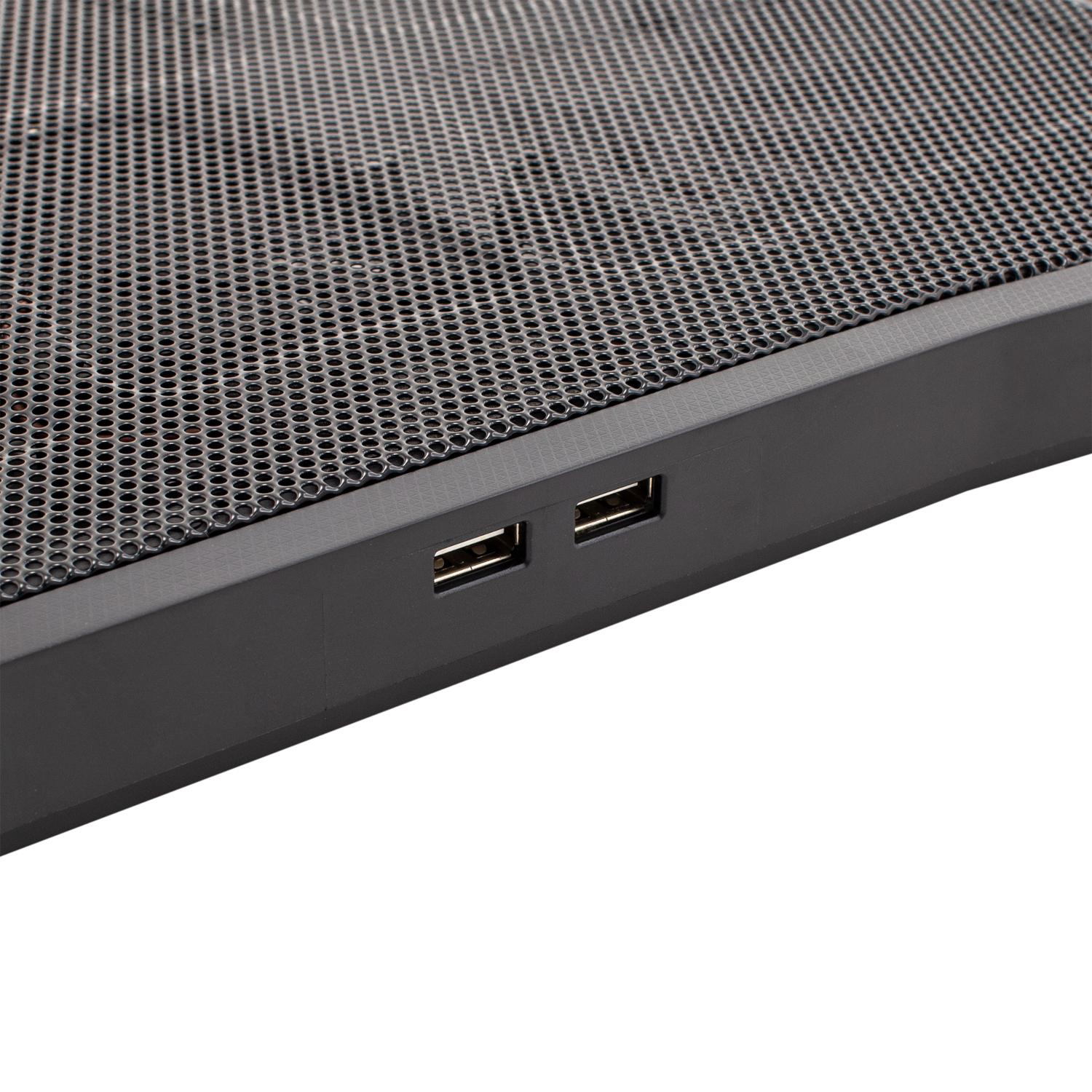 Fekete laptop hűtőpárna két USB porttal az oldalán. Perforált fémfelület.