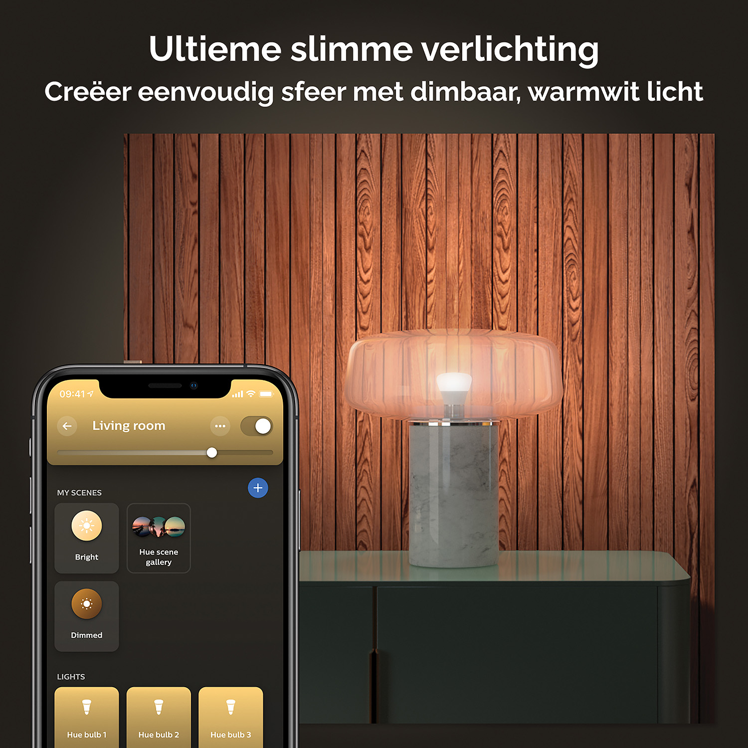 Een lamp met een smartphone waarop de bediening van de lampen te zien is.