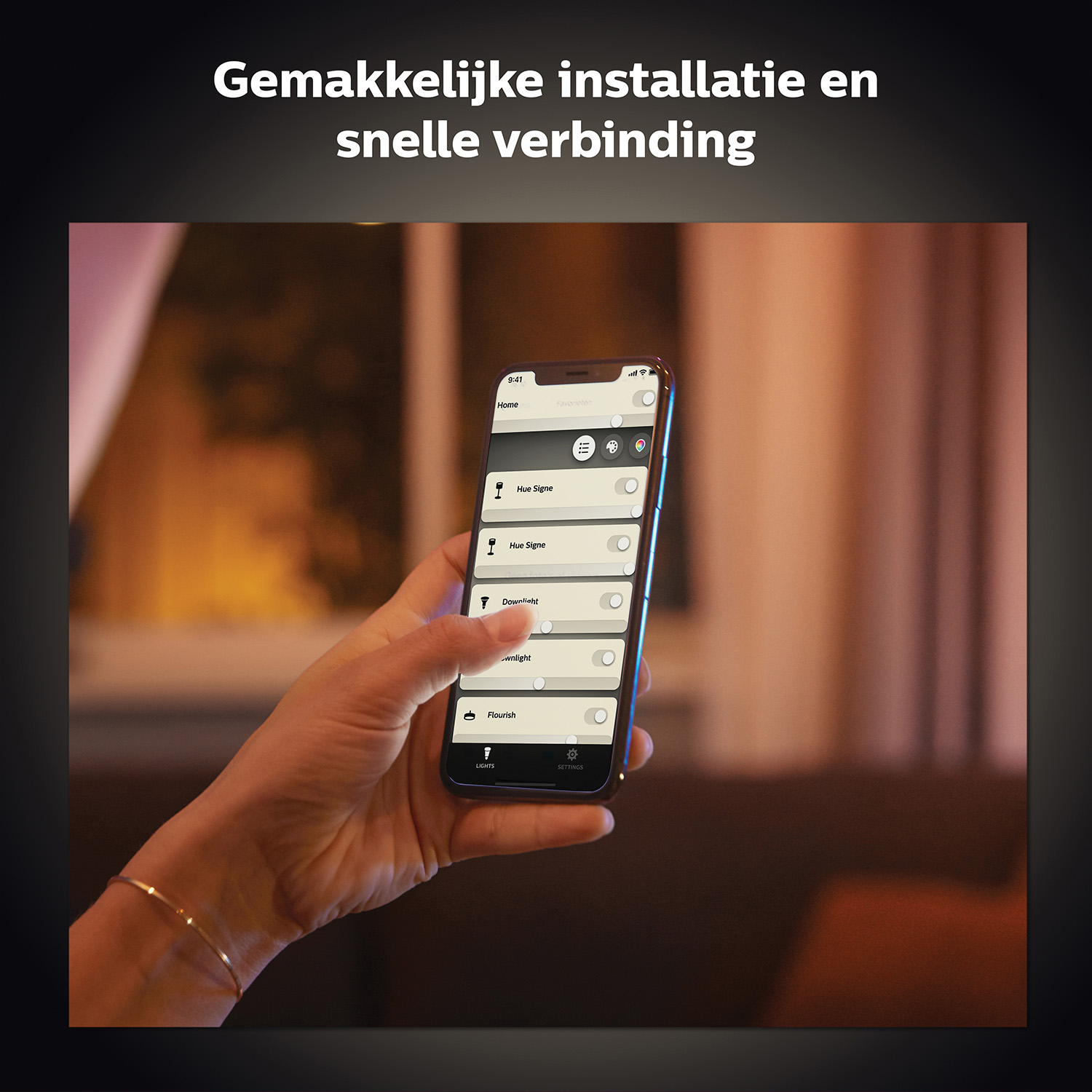 Een hand met een telefoon met app-interface. Tekst in het Nederlands.
