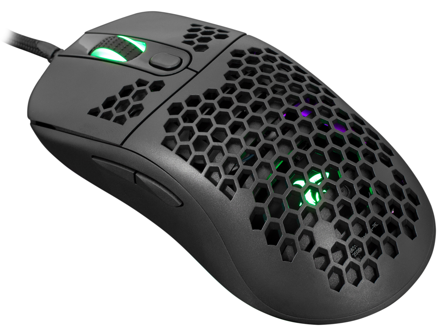 Egy fekete gamer egér méhsejtmintával. Zöld és lila fényei vannak. Egy fekete kábel van az egérhez csatlakoztatva.