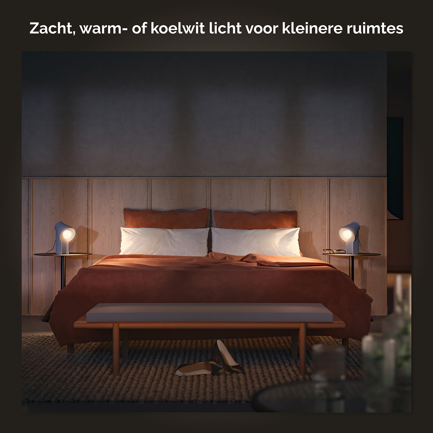 Slaapkamer met twee lampen, bed en bank, met tekst overlay.