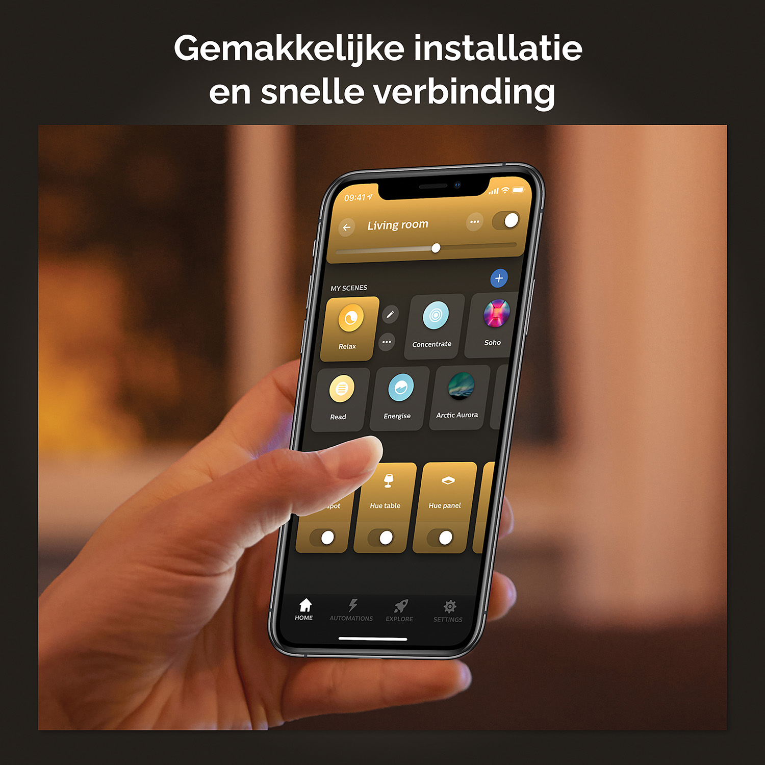 Een hand die een smartphone vasthoudt met een smart home app-interface op een vage achtergrond.