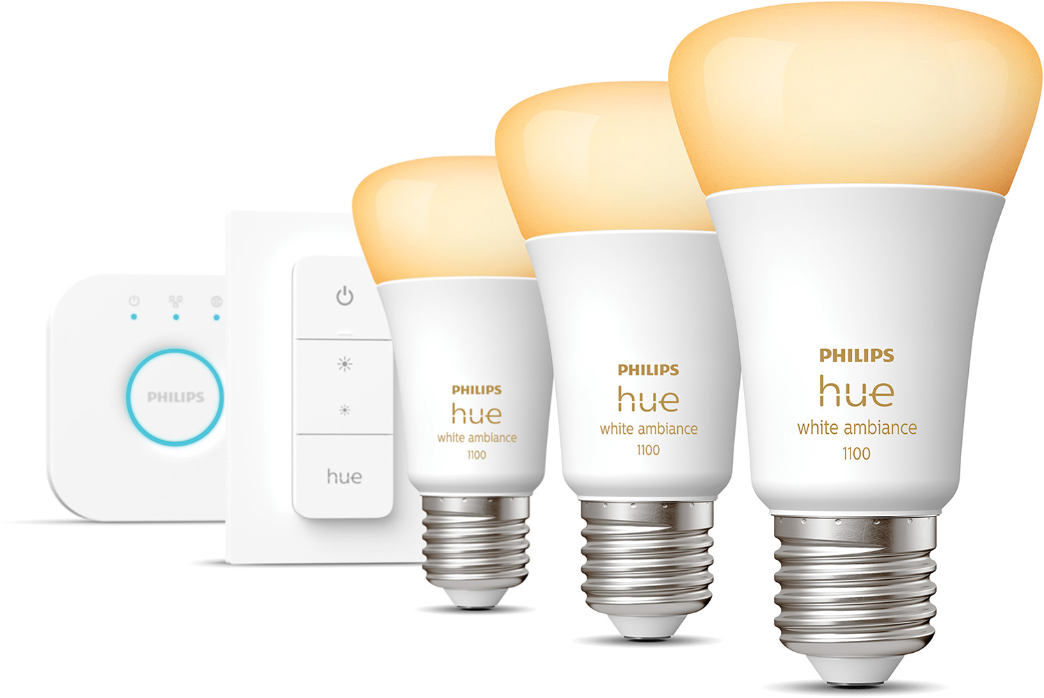 Drie Philips Hue slimme lampen en een bedieningspaneel. Lampen zijn wit met amberkleurige gloed. Witte achtergrond.