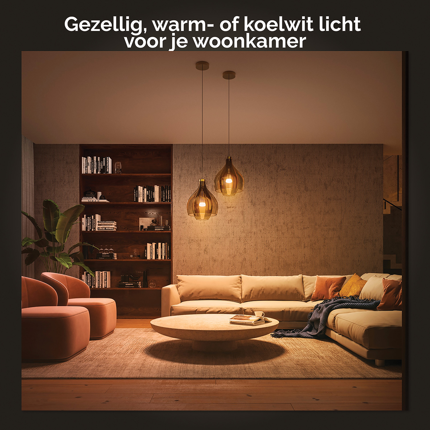 Gezellige woonkamer met warme verlichting, bank, salontafel en hanglampen.