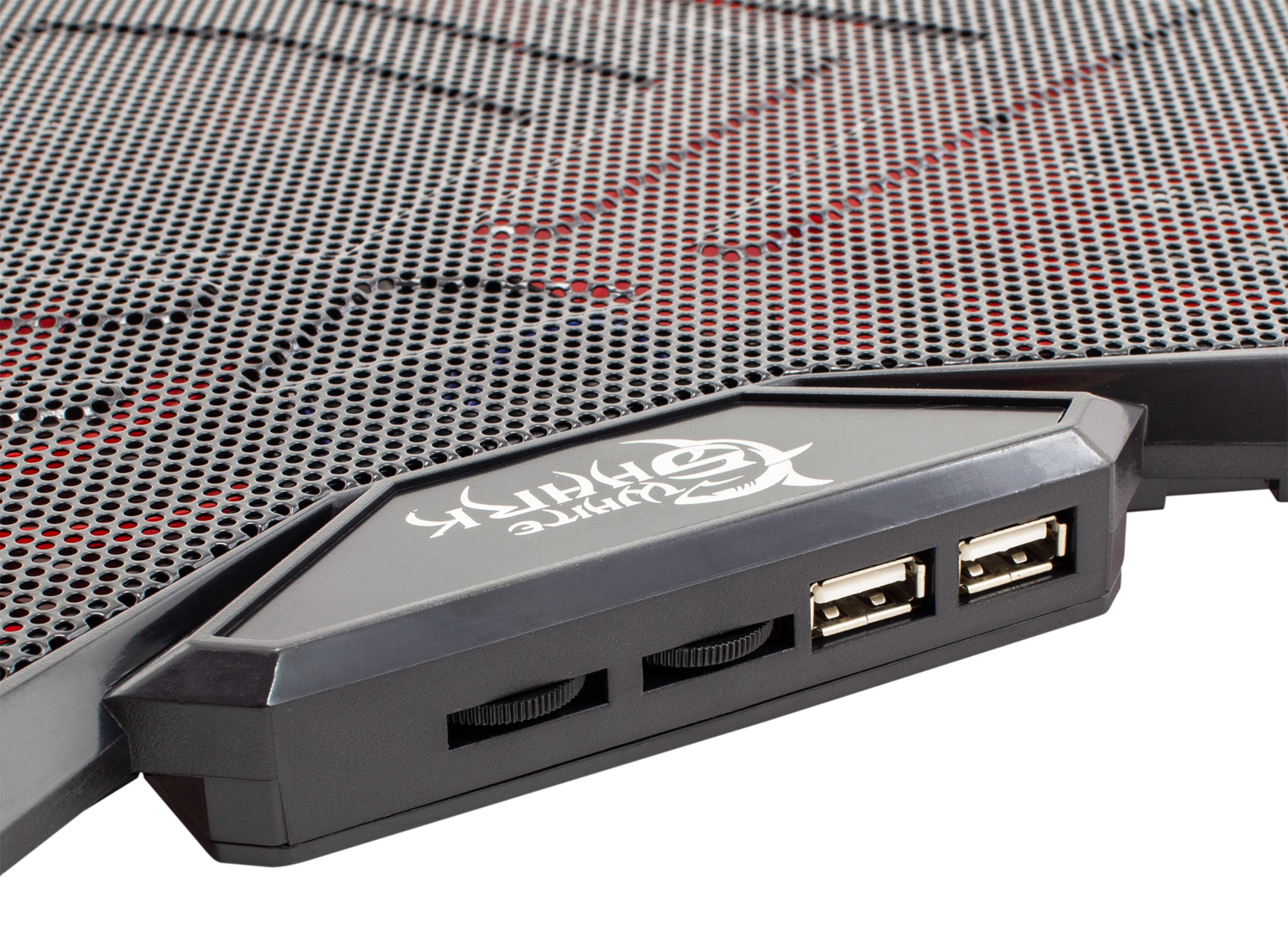 Közelkép egy fekete laptop hűtőről, fémráccsal és USB portokkal.