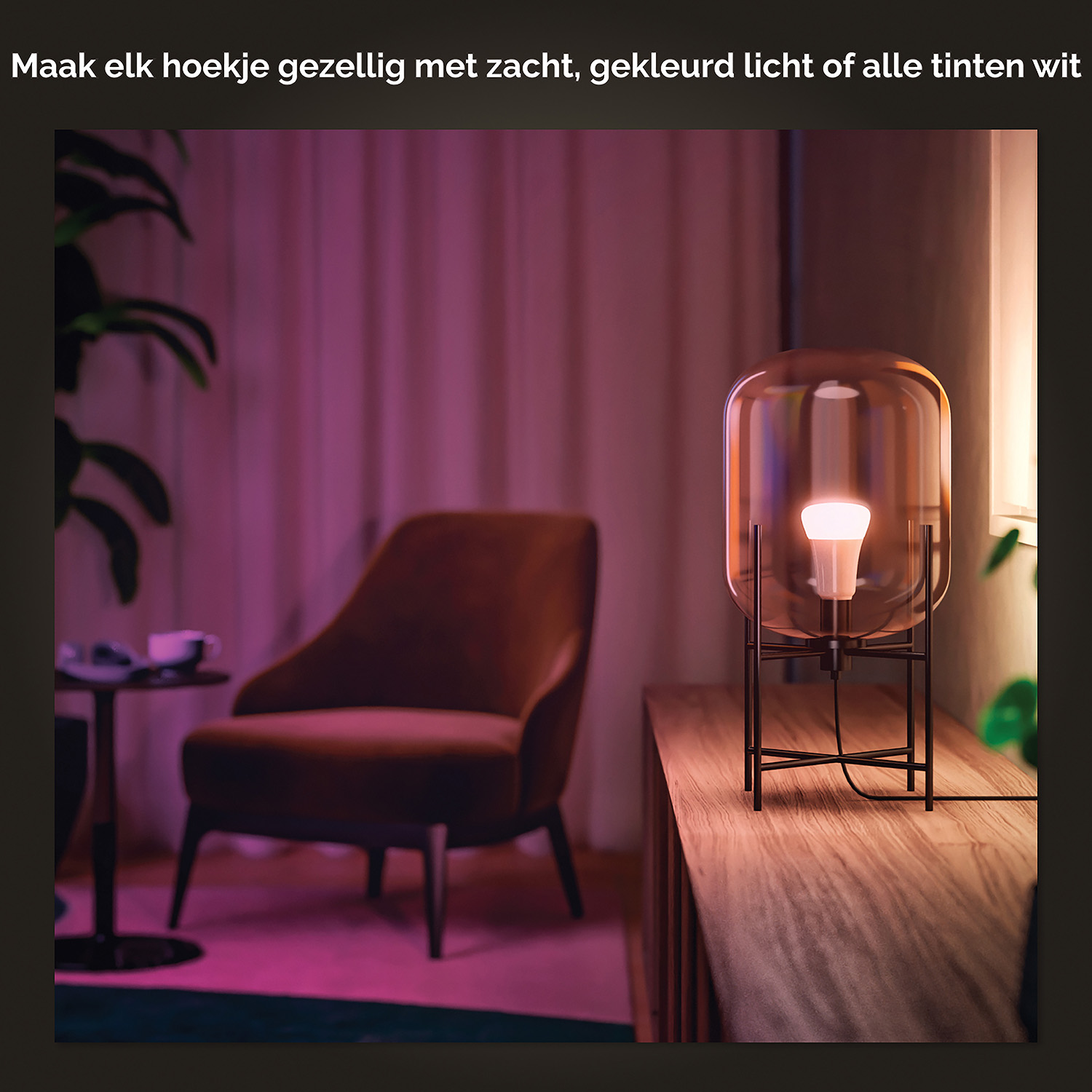 Moderne lamp op een houten tafel, met een stoel en roze muur op de achtergrond.