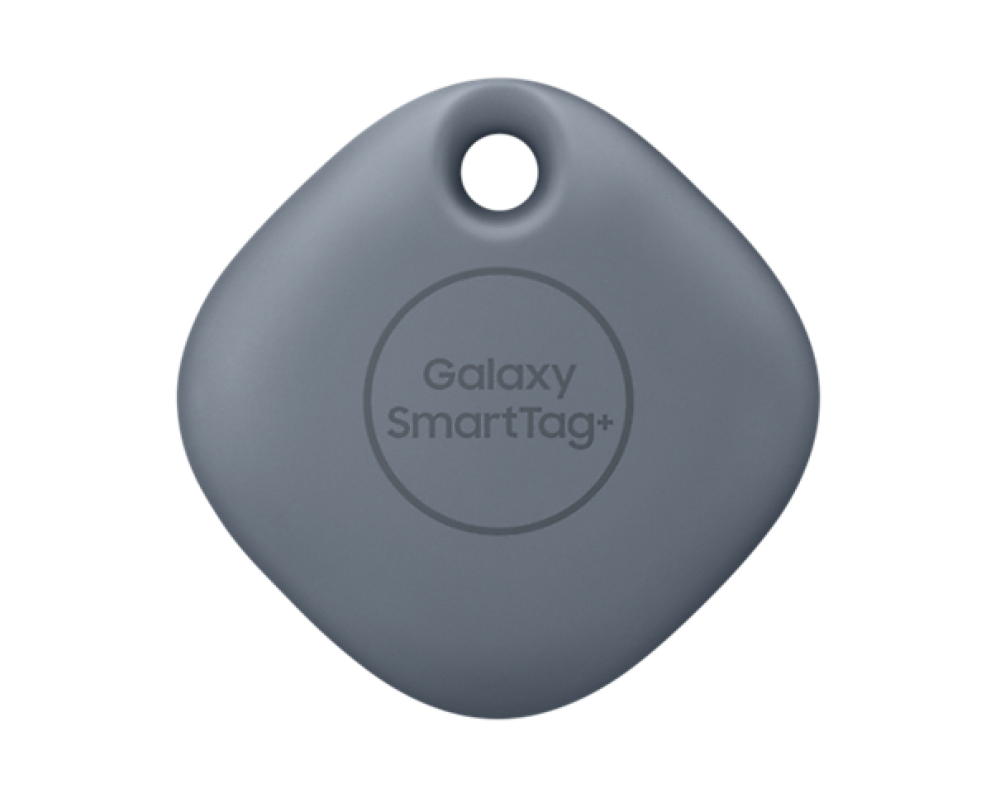 Egy szürke Samsung Galaxy SmartTag+ nyomkövető a tetején egy lyukkal. A márkanév egy körben van nyomtatva az elején.