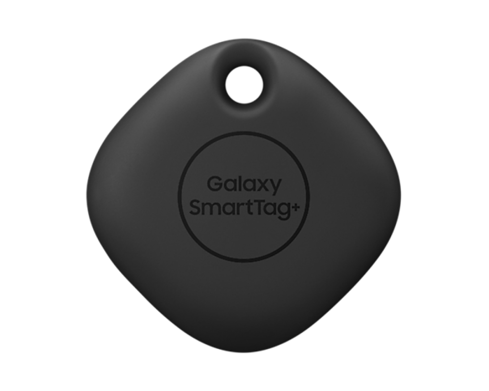 Egy fekete Samsung Galaxy SmartTag+ kulcstartó lyukkal. A SmartTag+ lekerekített négyzet alakú, középen a logóval.