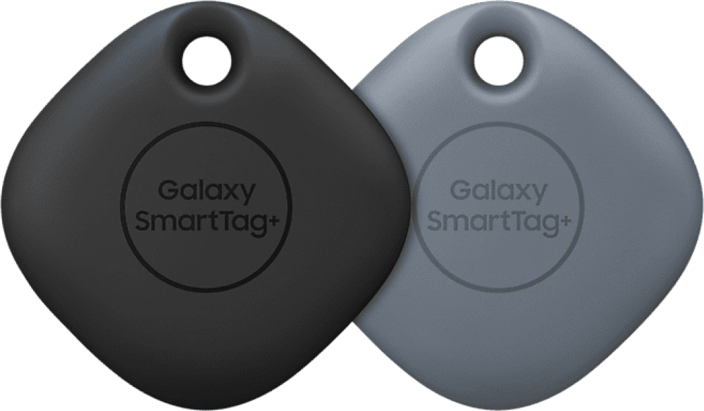 Két Galaxy SmartTag+ eszköz: egy fekete, egy szürke. Mindkettőnek lyuk van a tetején és a márkanév.