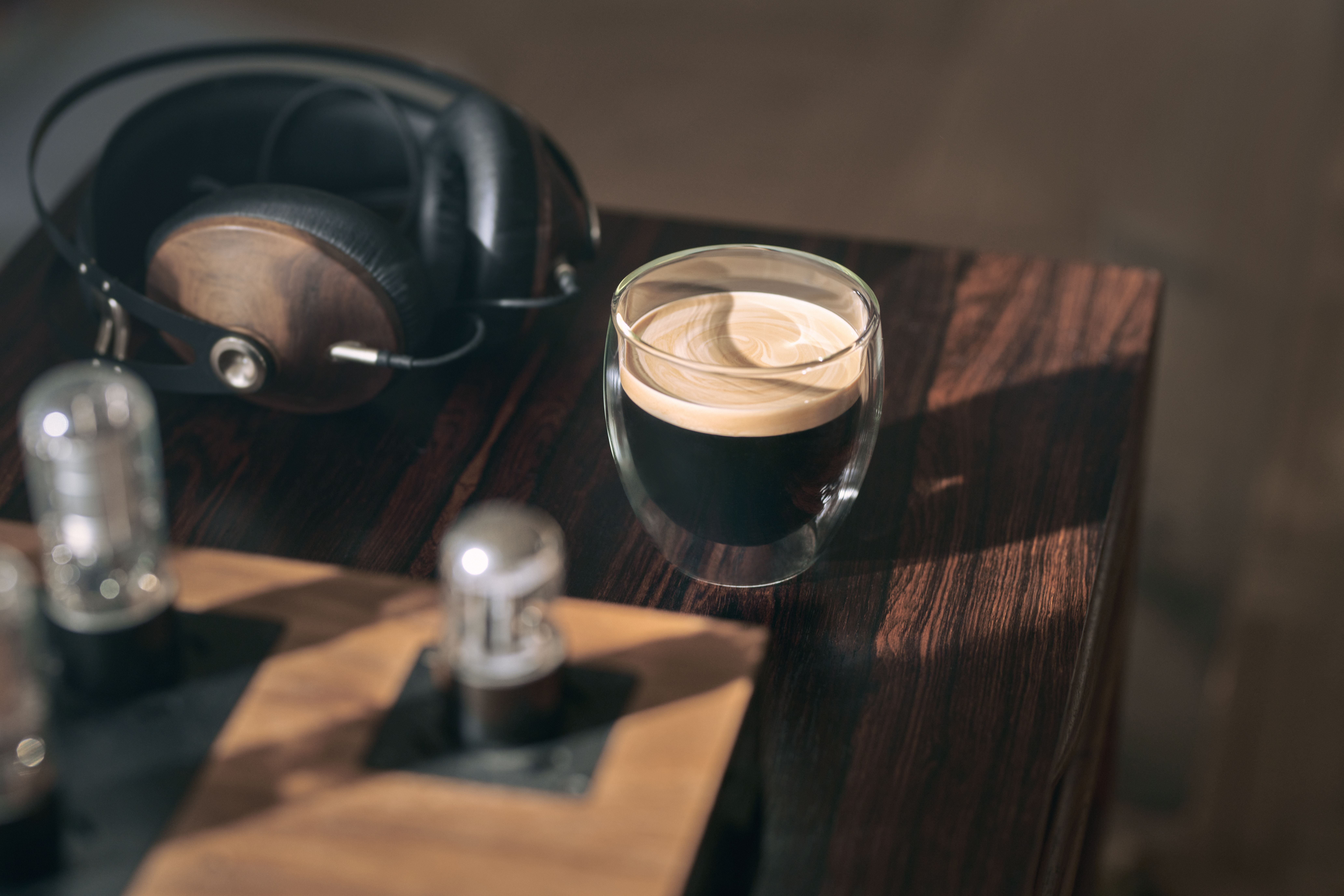 SAECO SM8780/00 Xelsis Deluxe Kaffeevollautomat (Klavierlack-Schwarz, Keramik, 15 bar, externer Milchbehälter)