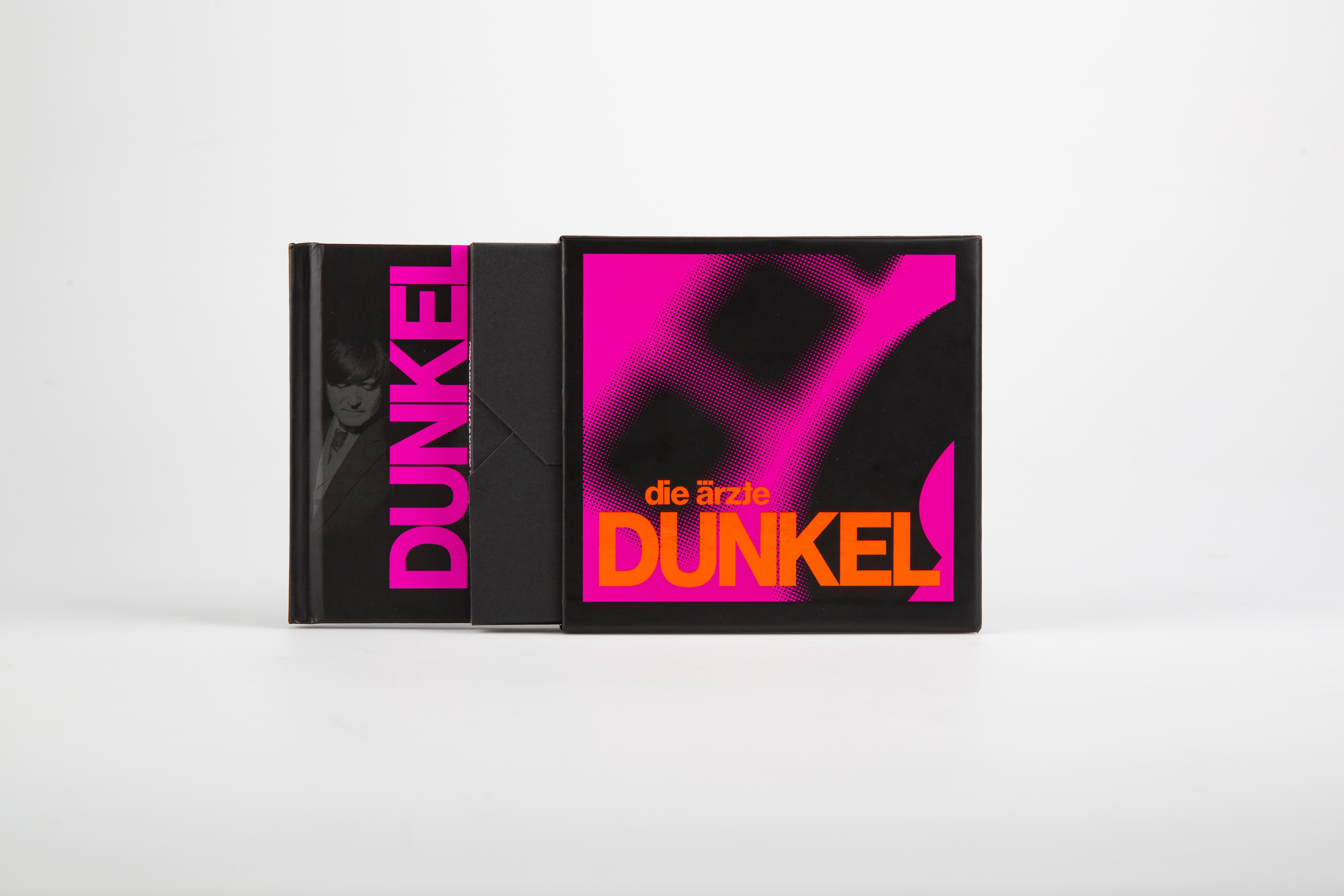 Albumcover mit schwarzem und pinkfarbenem Text auf schwarzem Hintergrund.
