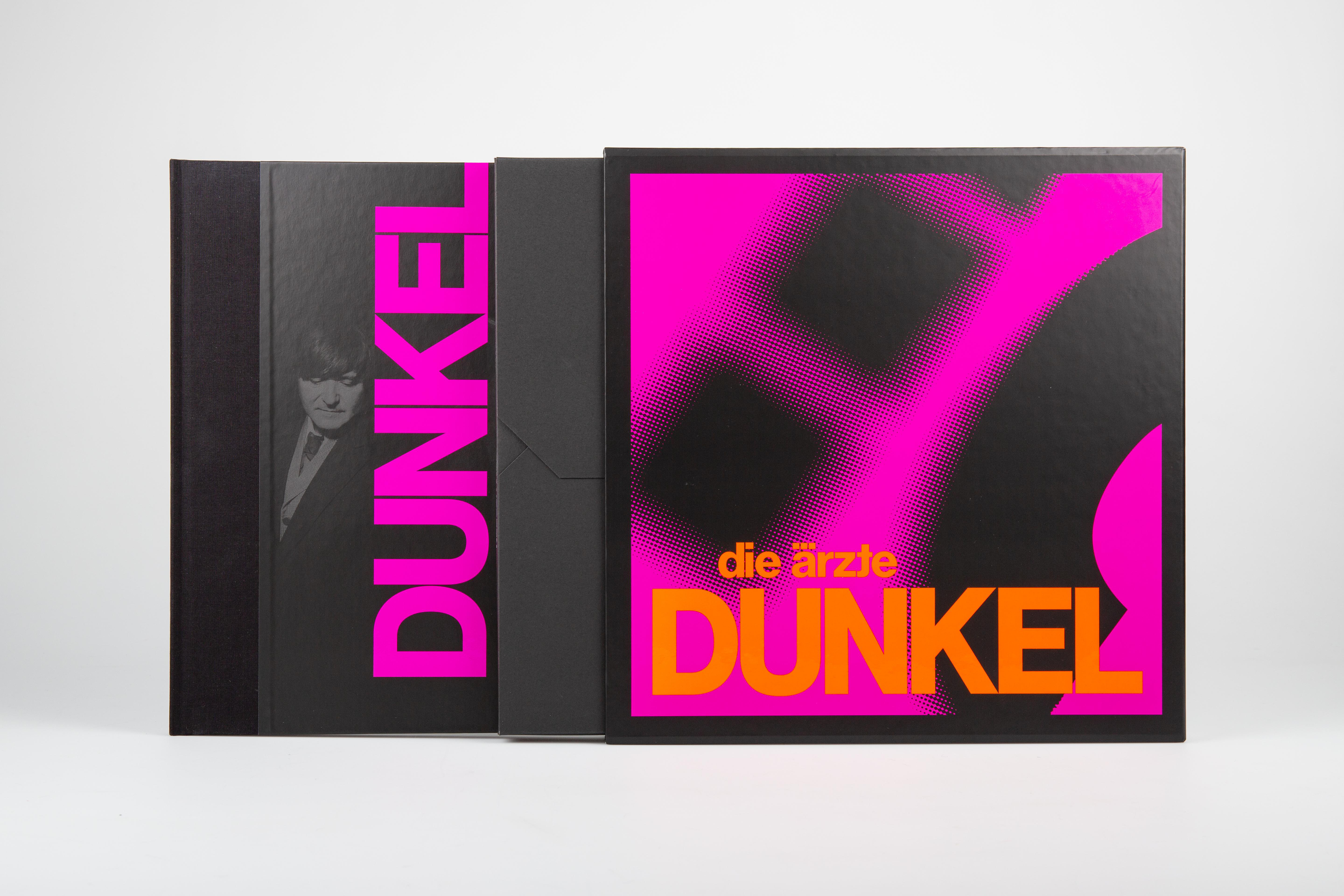 Ein Buchcover mit großem pinkfarbenem Text, der 'DUNKEL' auf dunklem Hintergrund sagt.